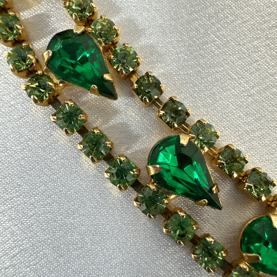 Green Glass and Rhinestone Vintage Bracelet - stone detail