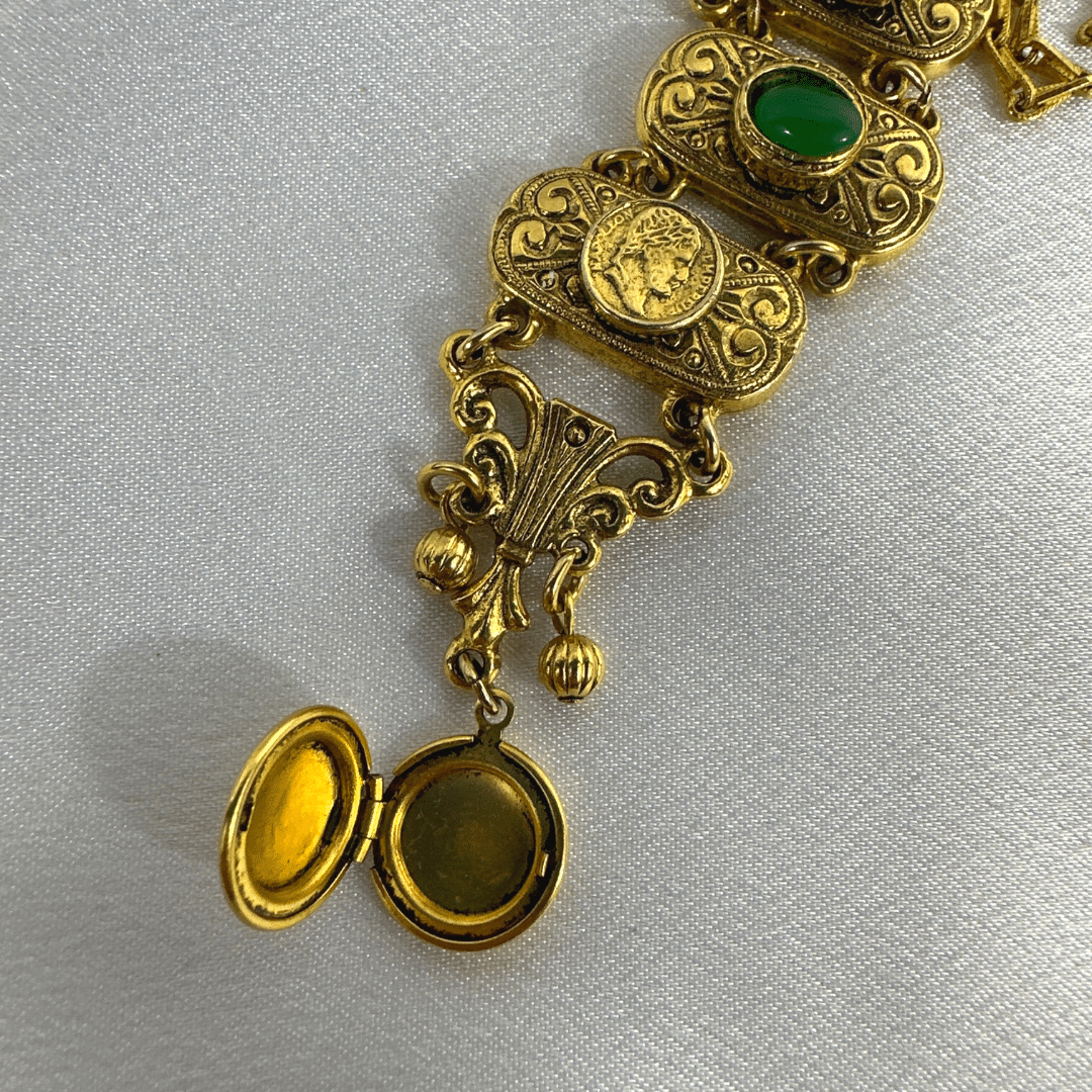 Vintage Y-Drop Pendant Locket Necklace With Green Stone - Locket Detail