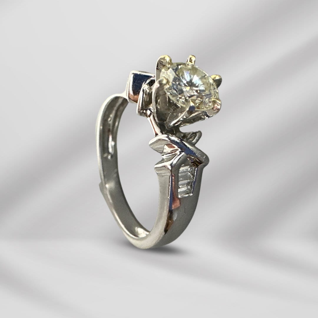 18K White Gold Stunning Antique Ring with Diamond – Timeless Elegance for Women Size 7