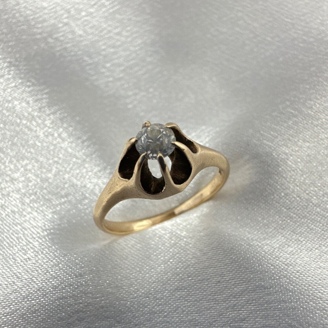 14K Yellow Gold Antique Ring with White Diamond – Timeless Elegance for Women, Size 5.75