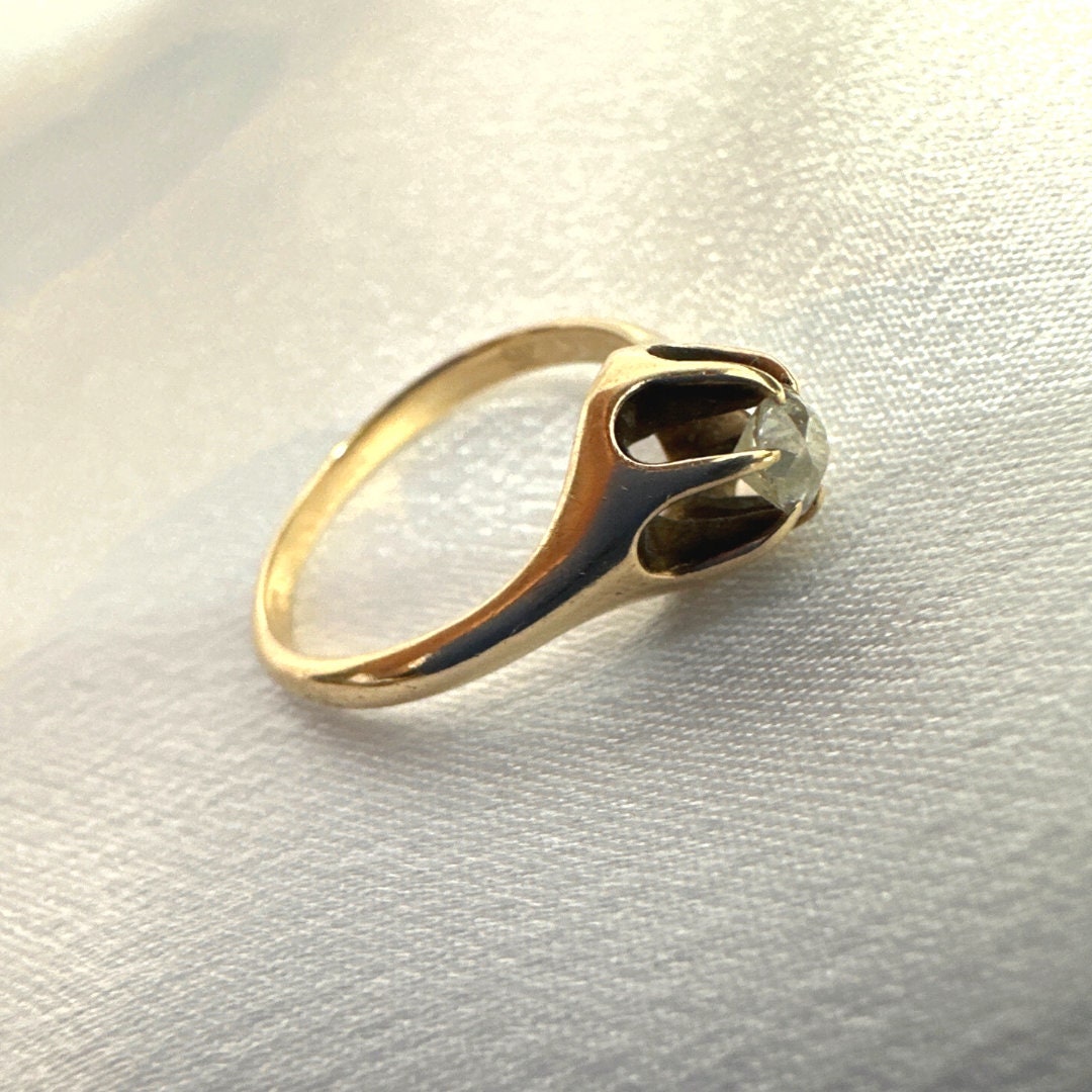 14K Yellow Gold Antique Ring with White Diamond – Timeless Elegance for Women, Size 5.75