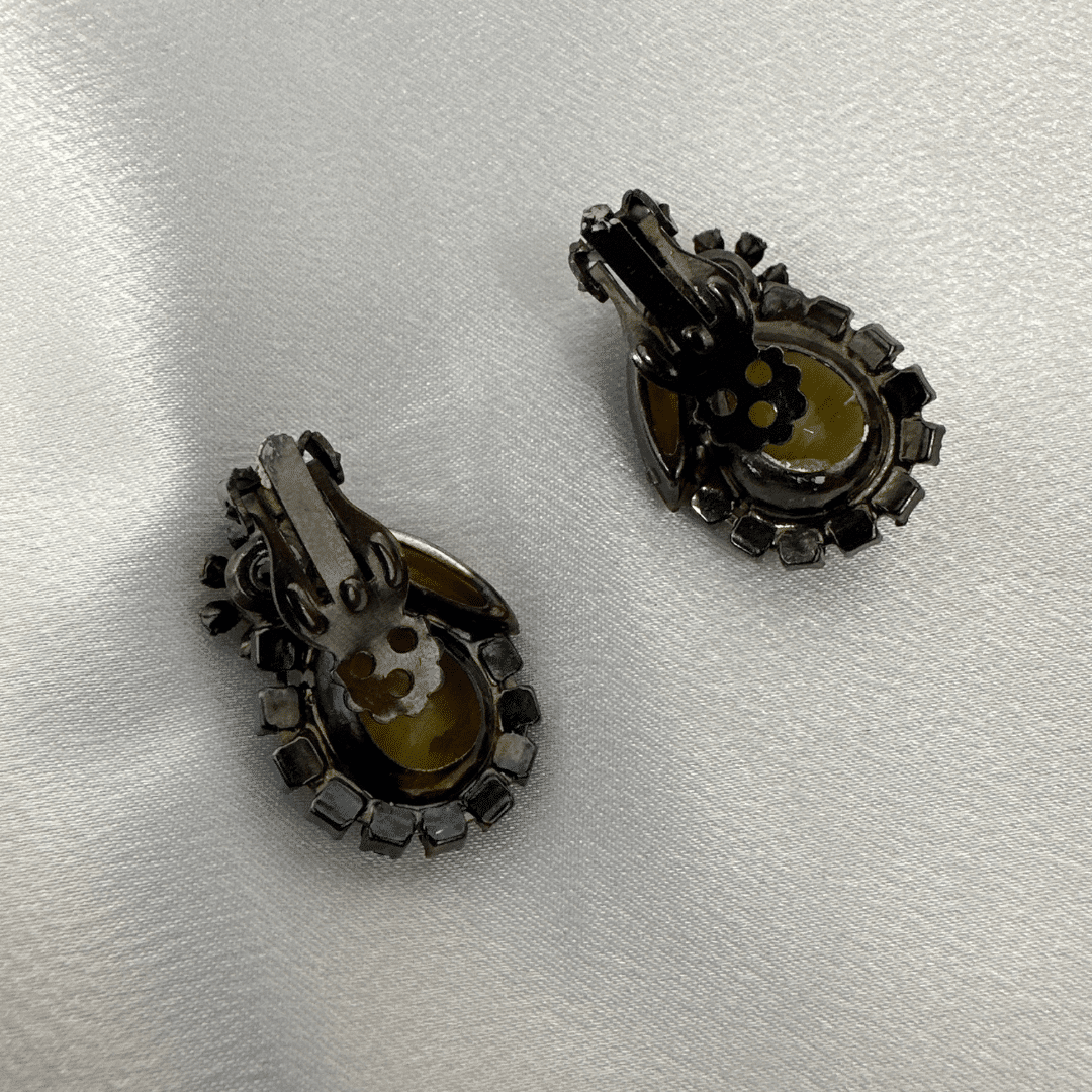 Julianna Line Vintage glass earrings - clasp detail